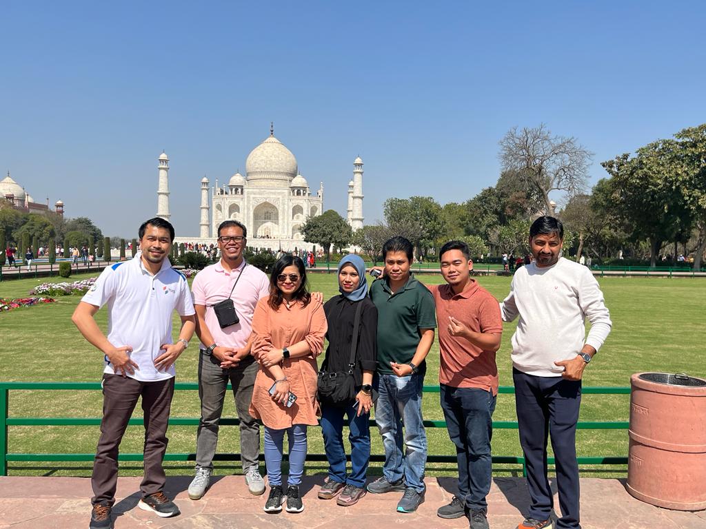 11:00 AM: If you'd like, you can visit Itmad-ud-Daula (Baby Taj) or go shopping.