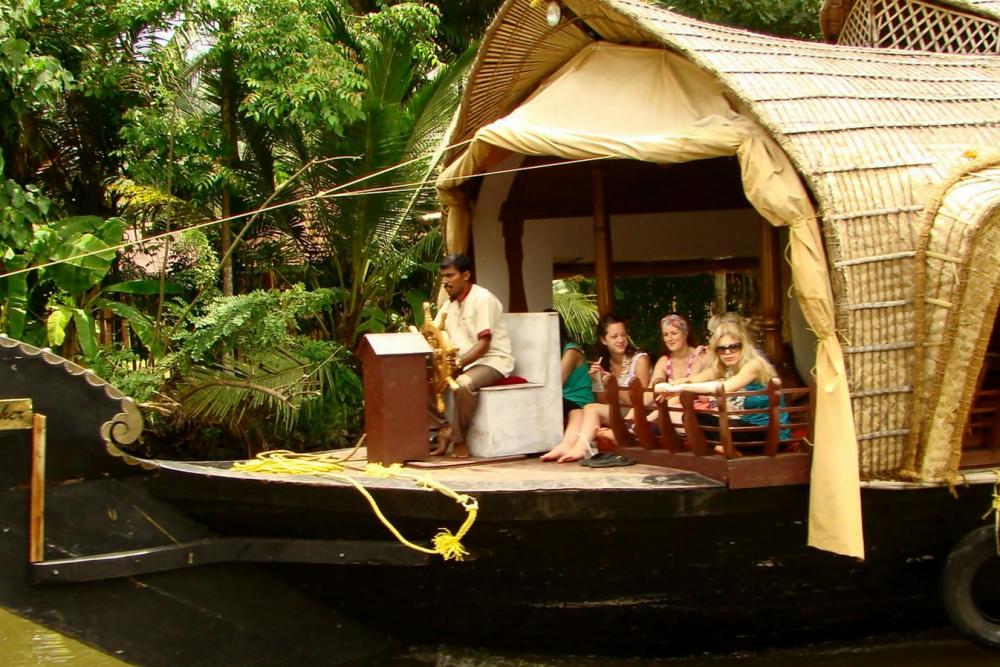 Day 2: Get off the houseboat and go back to Kochi (around 90 kilometers or 2.5 hours).