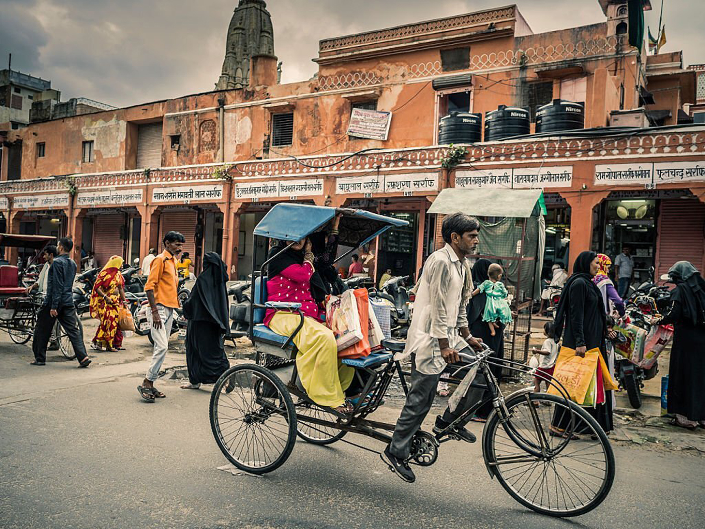 Day 3:  Agra - Jaipur  (250 km/5 hrs).